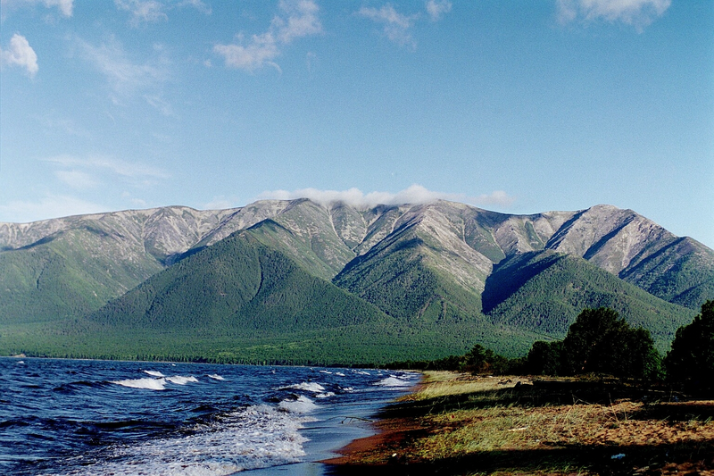 Montañas que rodean el lago. Wikimedia Commons